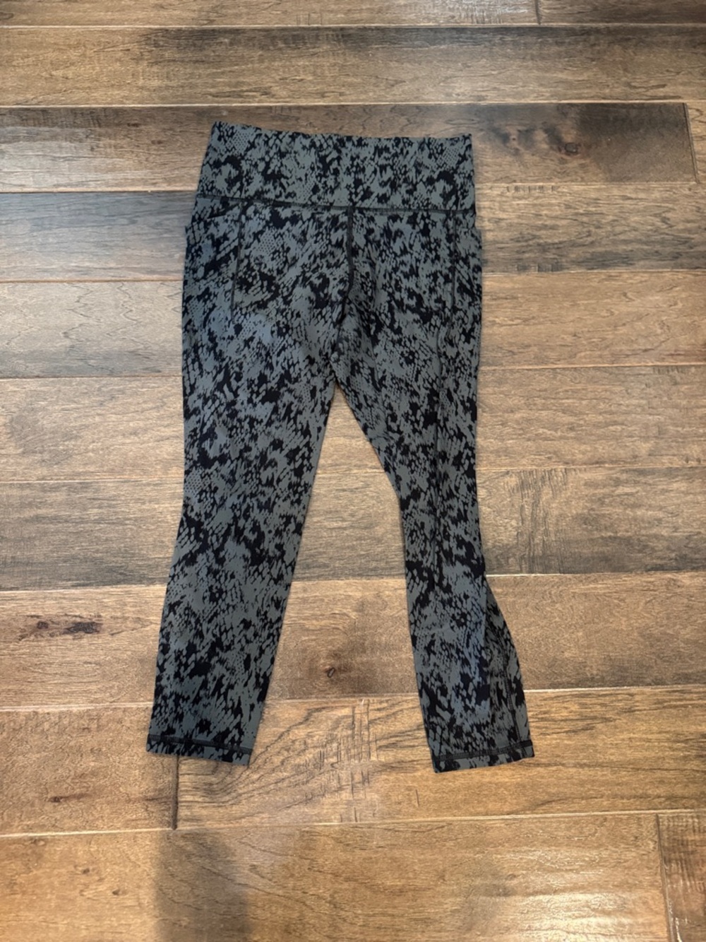 Athleta-EUC-Gray & Black Patterned Active Leggings